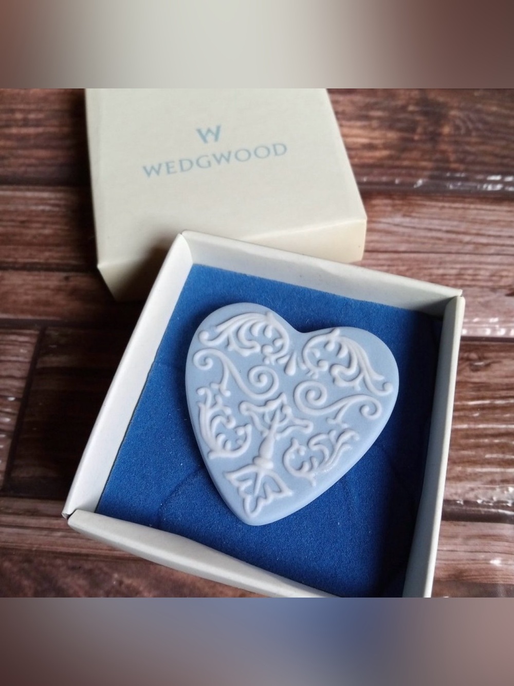 Vintage 1970s Wedgewood pale blue pin brooch w box